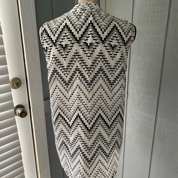 Collective Concepts Sleeveless Blouse - Picture 5 of 5